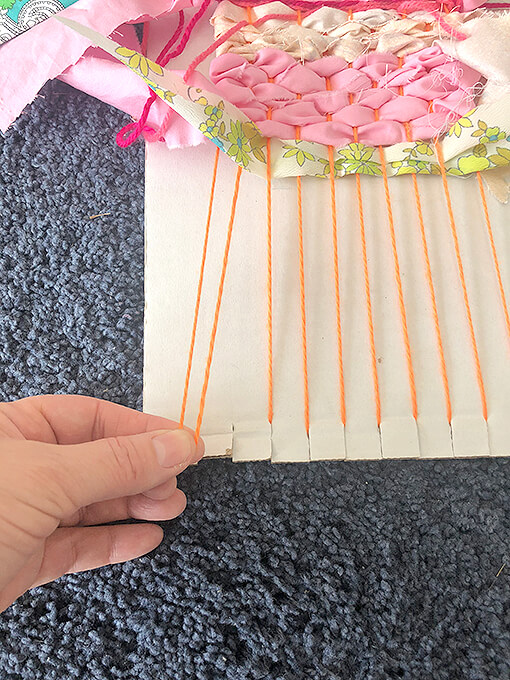 How to thread weft on cardboard loom